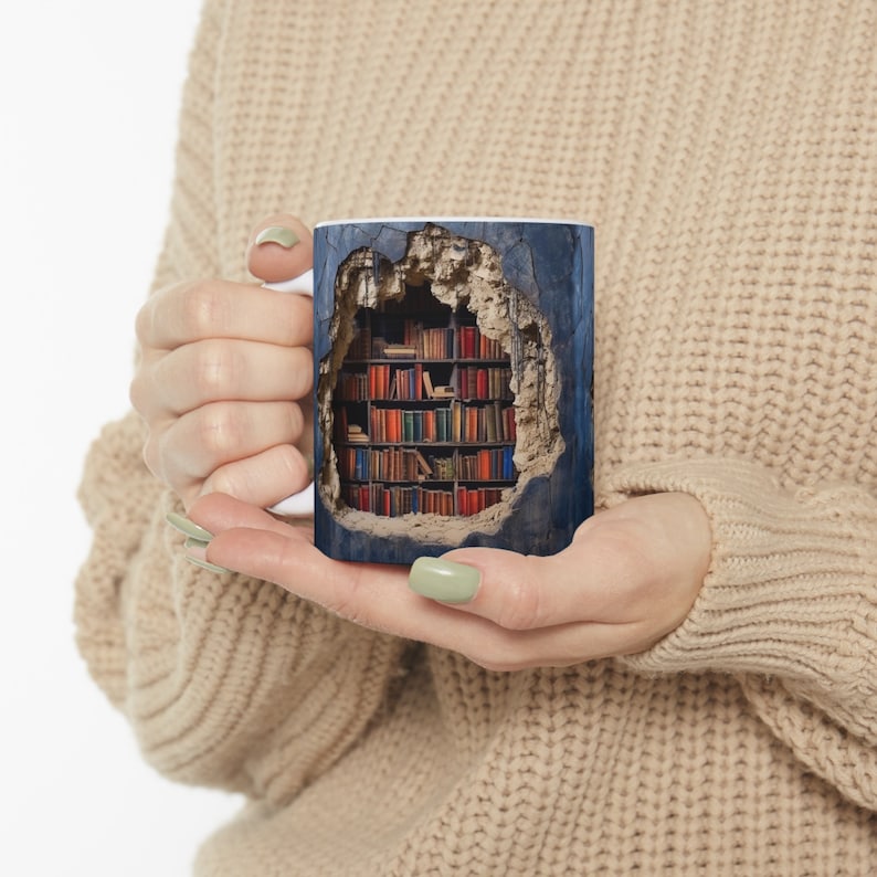 Taza con diseño de estanterías y agujeros en la pared (355 ml)
